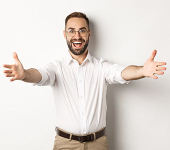 homme tendant les bras invitant à l'adhésion chez alpa game